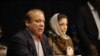 د پاکستان مسلم لیګ (ن) ګوند رهبر نواز شریف له خپلې لور مریم نواز سره یوې غونډې ته وینا کوي - انځور له ارشیفه