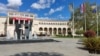 U Mostaru je dosta zasebnih, "podijeljenih" spomenika u vezi sa prošlim ratom. Jedan od primjera je i središnji spomenik hrvatskim braniteljima na Rondou u Mostaru.
