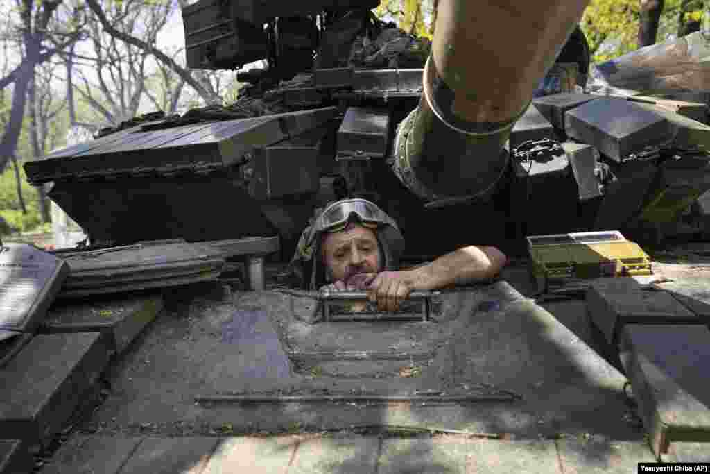 Український танкіст ремонтує свого бойового «мішку». Донецька область, 27 квітня 2022 року