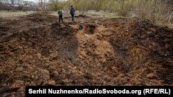 Вирва після російської атаки на Донеччині, ілюстративне фото 