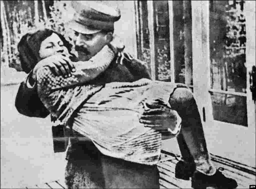 Йосип Сталін з дочкою Світланою в 1935 році. Світлана народилася в 1926 році Сталіна та Надії Аллілуєвої. Вона втекла до США у 1967 році, залишивши в СРСР двох дорослих дітей. Вона повернулась в СРСР і жила в Тбілісі з 1984 по 1986 роки. Потім вона знову повернулася до США, де померла від раку в 2011 році.