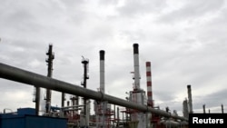 Tona "brent" nafte na svetskim berzama trenutno je oko 97,5 dolara. Posle invazije Rusije na Ukrajinu i pojave energetske krize u Evropi Srbija je ograničila cene benzina i evrodizela.