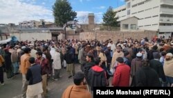 په احتجاج کې شریک د اوړو دوکاندار علي محمد مشال راډیو ته وويل، په ۳۰۰۰ روپۍ څوک د اوړو کڅوړه اخیستای شي؟