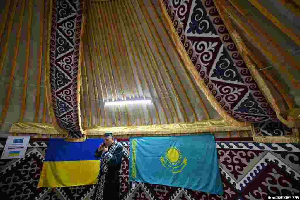 Бучадағы киіз үйдің ішінде Қазақстан мен Украинаның туы ілінген. Буча былтыр 24 ақпанда Ресей Украинаға басып кіргеннен кейінгі орыс әскерінің қатігездігінің символына айналған. Буча бір ай бойы басқыншылар қолында қалған кезде қалада жүздеген бейбіт тұрғын өлтірілген. Қалада адам өлімімен қатар тонау, адам ұрлау, азаптау фактілері болған. Халықаралық Human Rights Watch ұйымы Бучадағы қырғынды адамзатқа қарсы қылмыс деп атаған. Мәскеу өз әскерінің бейбіт тұрғындардың өліміне қатысы барын мойындамаған.