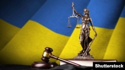 В декабре 2015 года обвиняемые незаконно проникли в квартиру граждан Украины в городе Симферополе и провели там обыск, сообщает прокуратура АРК