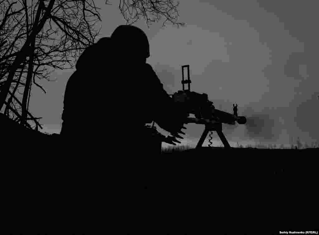 Украински војник пука со митралез врз руските позиции во близина на источниот град Соледар на 14 јануари.Иако Соледар не воено многу важен, неговото преземање ќе биде најзначајната добивка на бојното поле на Москва во последните неколку месеци.