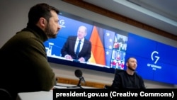 უკარაინის პრეზიდენტი ვოლოდიმირ ზელენსკი ესწრება "დიდი შვიდეულის" ონლაინ შეხვედრას, ეკრანზე ჩანს ოლაფ შოლცი, გერმანიის კანცლერი