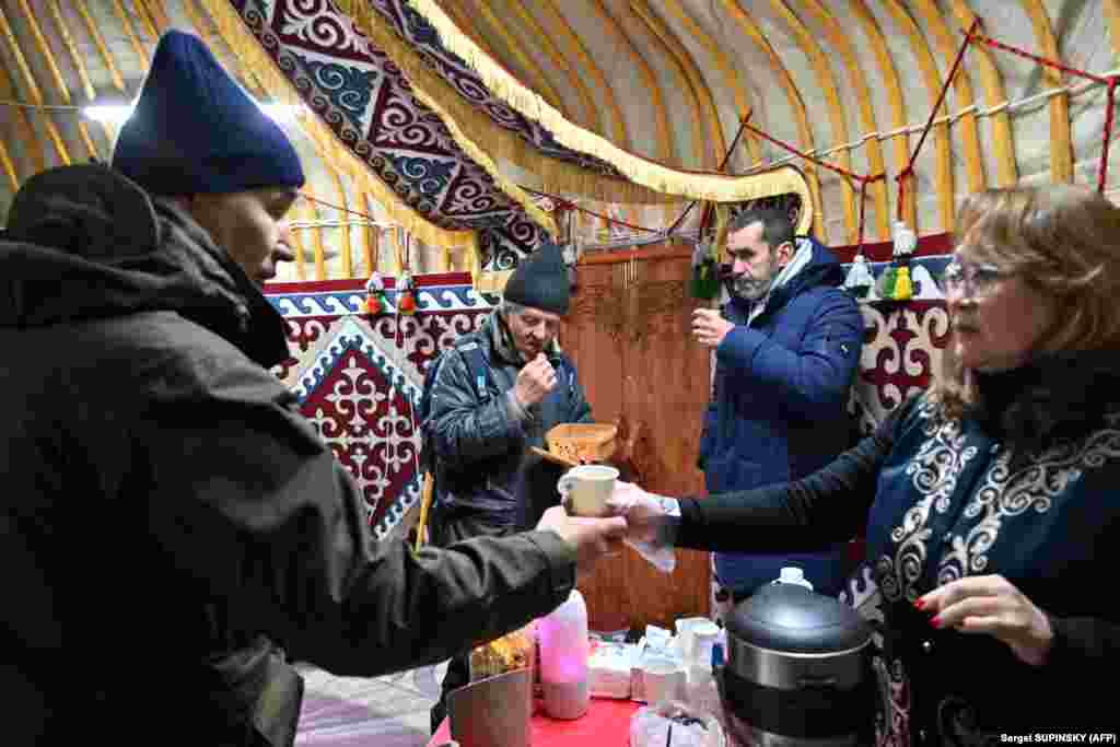 Украиналық басылымдар киіз үйді тігуге Қазақстанның Украинадағы елшілігі қолдау көрсеткенін жазып жатыр. 