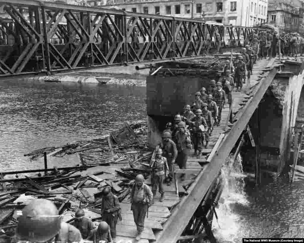 Американские военные переходят реку Ду во Франции, 1944 год 