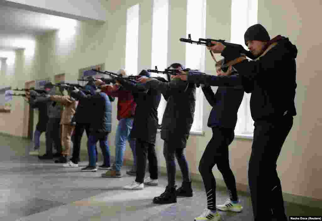 Добровольцы, включенные в состав сил территориальной бороны в Одессе, 18 марта 2022 года 