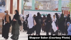طالبان با تسلط به قدرت دروازه های مکاتب ثانوی و لیسه دختران را بستند و زنان و دختران را نیز بعدا از رفتن به پوهنتون ها منع کردند