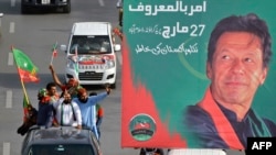 د پاکستان تحريک انصاف ملاتړي جلسې ته روان دي