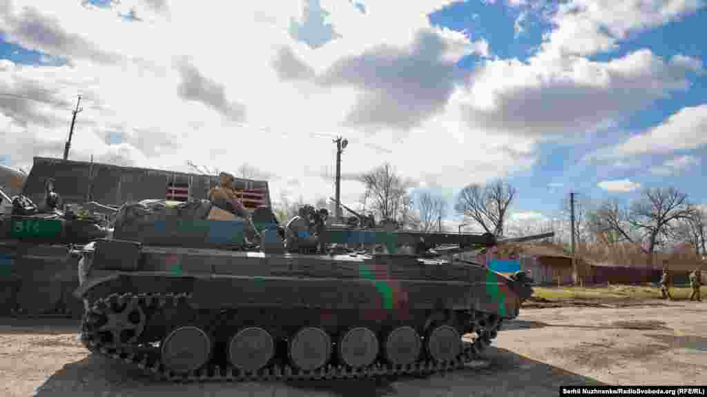 Украинская бронетехника в освобожденном селе Лукьяновка.