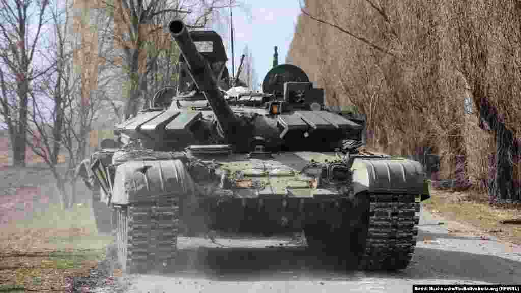 Захваченный в бою российский танк Т-72.