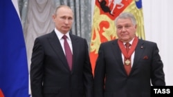 Ruski predsjednik Vladimir Putin (lijevo) uručuje nagradu bliskom saradniku, šefu Instituta Kurčatov Mihailu Kovalčuku, Kremlju, septembar 2016.