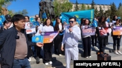 Участники флешмоба против незаконного распространения наркотиков. Аслан Утепов крайний слева. Уральск, 29 апреля 2022 года
