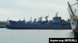 У Південній бухті стоять чотири великі десантні кораблі