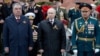 Президент Таджикистана Эмомали Рахмон, президент России Владимир Путин и министр обороны РФ Сергей Шойгу на военном параде в Москве. 9 мая 2021 года.