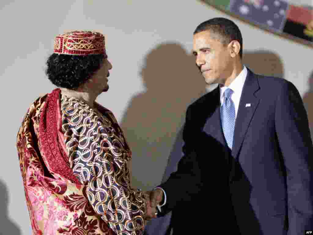 9 iyul, 2009. Qaddafi ABŞ prezidenti Barack Obama ilə görüşdə. 