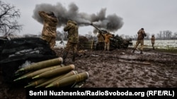 Украинские военные работают с британской 155-мм гаубицей М777 в Донецкой области