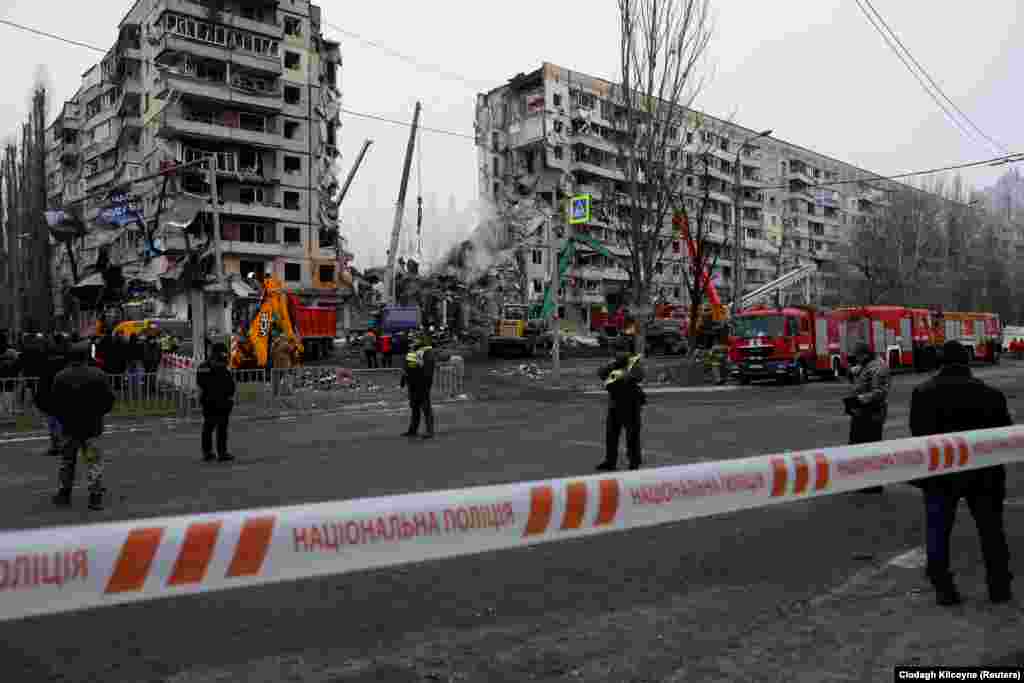 Местные жители приходят на помощь спасательным службам.&nbsp; После атаки на Днепр&nbsp;президент Украины Владимир Зеленский обратился к российским гражданам:&nbsp; &laquo;Ваше трусливое молчание, попытка переждать то, что происходит, закончится только тем, что однажды эти же террористы придут и за вами. Зло очень чувствительно к трусости, зло всегда запоминает тех, кто его боится и пытается сторговаться. И когда оно придёт за вами, некому будет вас защищать&raquo;, &mdash; сказал Зеленский.