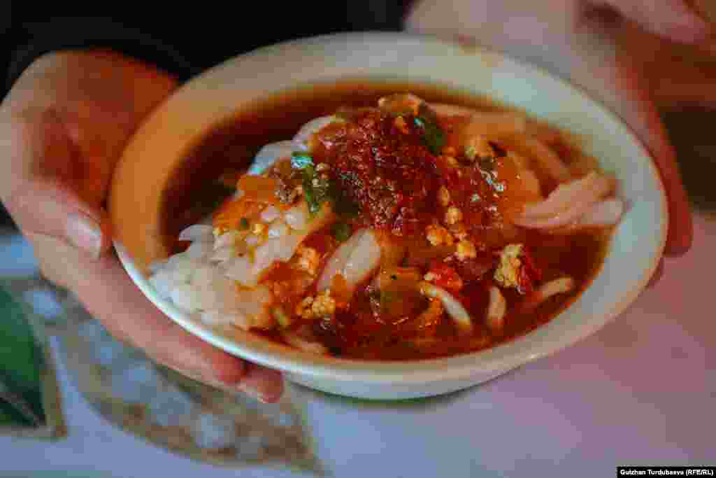 Диля Сыдыкова считает, что основной ингредиент вкусного каракольского ашлямфу - местная вода. 