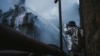 Пожежник працює на місці удару по критичному об’єкту енергетичної інфраструктури, грудень 2022 року