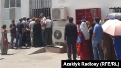 В условиях экономического кризиса большая часть населения Туркменистана зависит от субсидированных продуктов. На фото очередь за продуктовыми пайками в одном из ашхабадских госмагазинов.