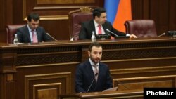 Глава правящей фракции «Гражданский договор» Айк Конджорян представляет проект