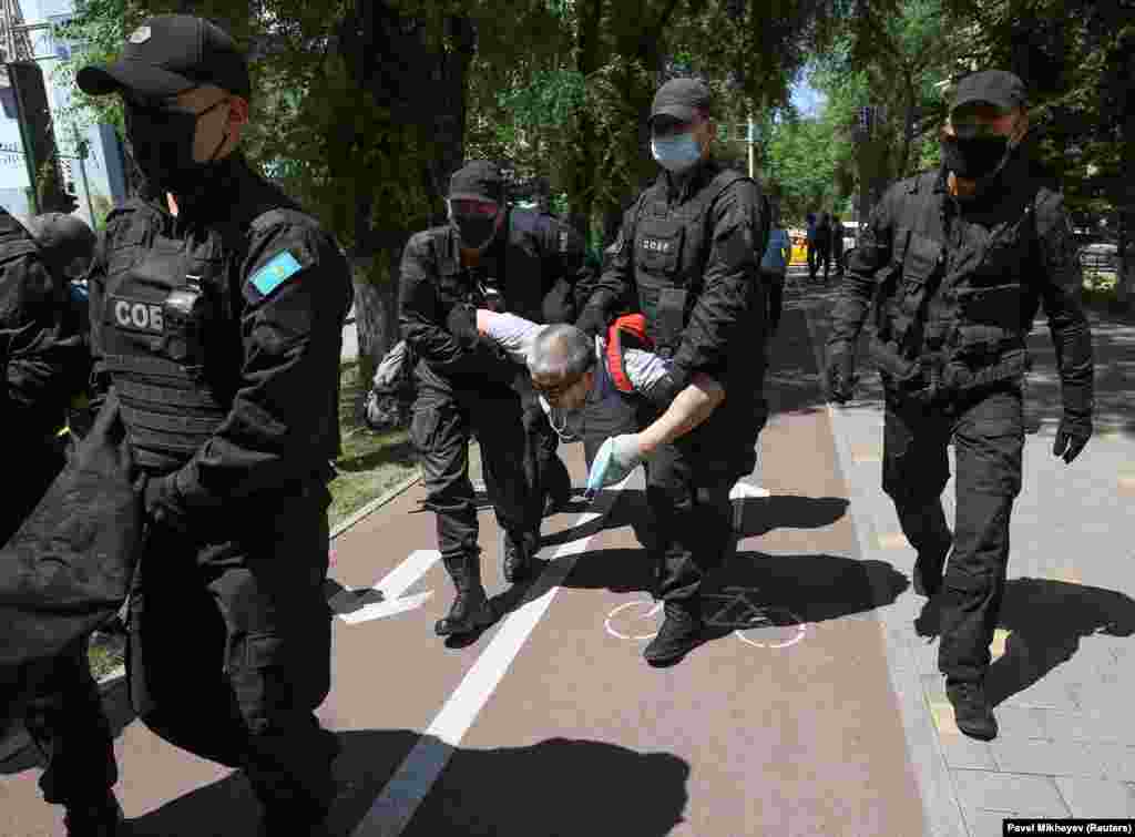 Арнайы жасақ наразылардың бірін күштеп әкетіп барады. Алматы қаласы прокурорының орынбасары Мұрат Тілеубердиев "Бейбіт жиын туралы" жаңа заң бүгін, 6 маусымнан бастап күшіне енгенін айтып, бұл митингіге қала билігінің рұқсат бермегенін алға тартты. Ал құқық қорғаушы Ғалым Ағелеуов осы уақытқа дейін қала әкімдігіне 6 маусымда митинг өтетіні жайлы ескерту берілгенін, бірақ биліктің жауап бермегенін айтты. 