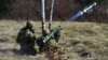 Američki vojnik ispaljuje raketu Javelin na vojnoj vežbi u Sloveniji, 9. mart 2016.
