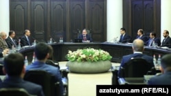Armenia - Prime Minister Nikol Pashinian holds a government meeting in Yerevan, April 15, 2022. 