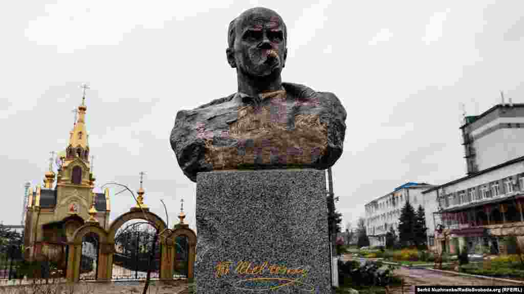 Пошкоджений обстрілами російських військ пам’ятник Тарасові Шевченку в місті Мар’їнка 