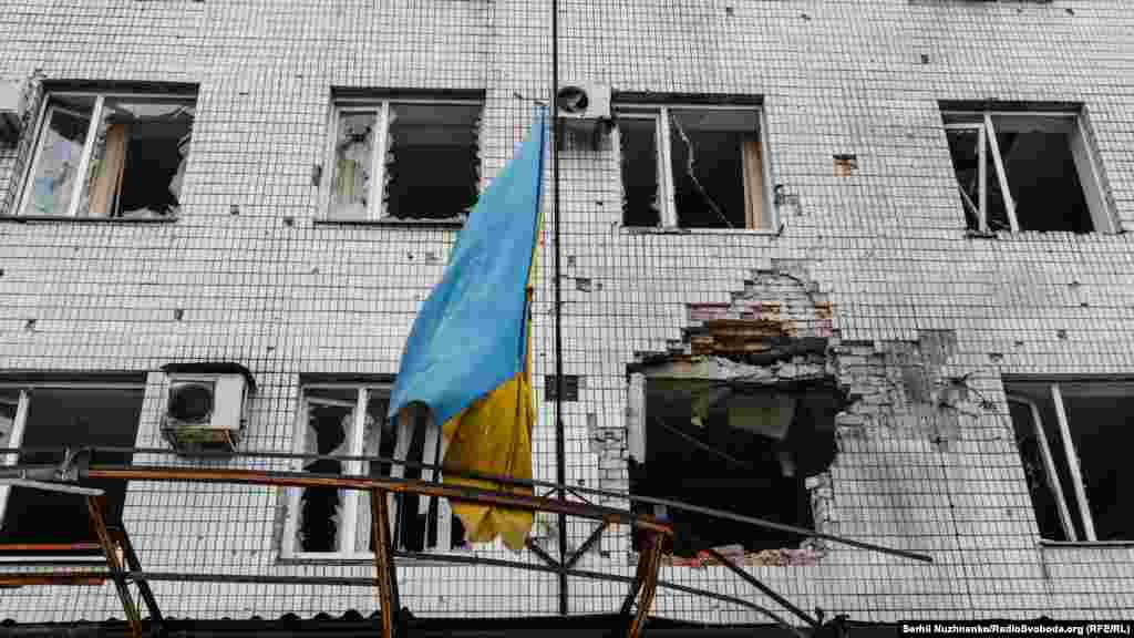 Прапор на адміністративній будівлі Мар'їнки, пошкодженій обстрілами російських військових