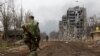 Российские войска в Мариуполе эксгумируют тела гражданских, похороненных во дворах домов – власти