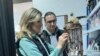 Jelena Miljković (levo), žrtva porodičnog nasilja, i Snežana Jovanović, (desno), direktorka Nacionalnog ansambla "Venac", koja je angažovala Jelenu da održava prostorije Ansambla, april 2022.