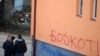 Grupa građana severne Mitrovice pored grafita koji pozivaju na bojkot kosovskih izbora, novembar 2013.