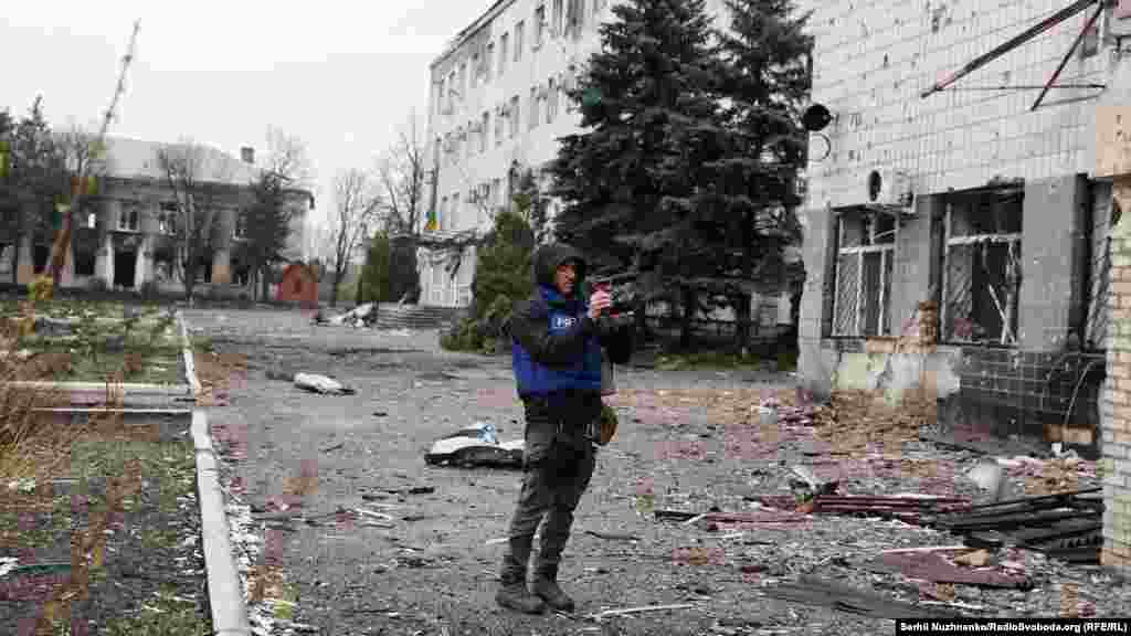 Кореспондент Радіо Свобода Мар’ян Кушнір працює в центральній частині міста Мар'їнка, 14 квітня 2022 року 