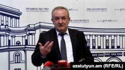 Armenia - Education Minister Vahram Dumanian speaks to journalists, April 15, 2022.