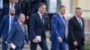 Oficialii români spun că șansele României de a accede la spațiul Schengen au crescut după ce toate condițiile puse de Olanda au fost îndeplinite. Imagine cu ministrul român de externe (stânga), premierul olandez (centru), președintele și premierul român.