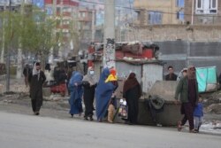 Цивільні жителі залишають район захопленого храму в Кабулі, 25 березня 2020 року