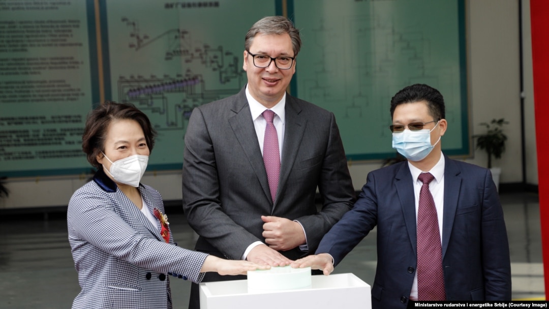 Predsednik Srbije Aleksandar Vučić, ambasadorka Kine u Srbiji Čen Bo i Qui Guozhu, predstavnik borda direktora Zijin Mining Group, na ceremoniji otvaranja rudnika bakra i zlata "Čukaru Peki". 