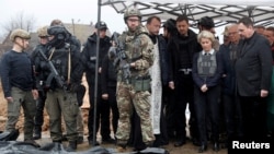 Жозеп Боррель (другий праворуч під час візиту до Бучі) заявив, що під час відвідин Києва зміг на власні очі побачити «здатність української адміністрації забезпечити ефективне та повноцінне функціонування державних та урядових структур»