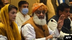 پخوانی تصویر: مولانا فضل الرحمن او مريم نواز په يوه خبري غونډه کې