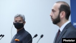 Armenia - Armenian Foreign Minister Ararat Mirzoyan (R) and his Indian counterpart Subrahmanyam Jaishankar speak at a joint news conference, Yerevan, October 13, 2021.