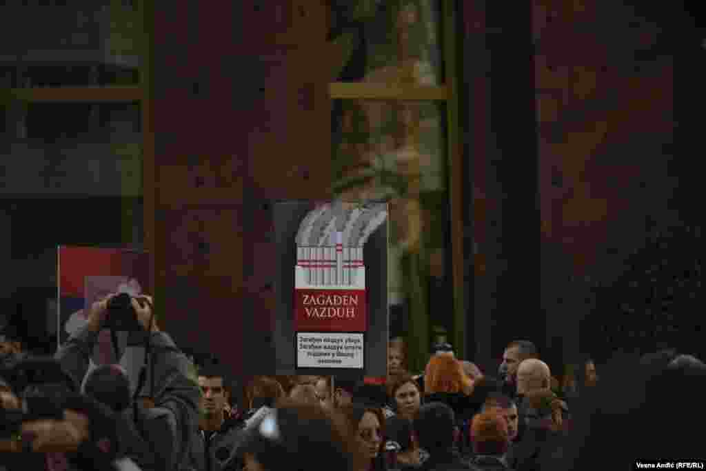 "Zagađen vazduh" - poruka sa transparenta jednog od demonstranata, sumira i povod za organizovanje protesta u Beogradu.