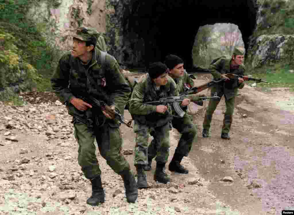 Patrola srpskih vojnika na planini iznad Sarajeva, 17. april 1994.