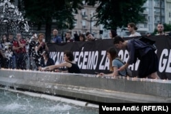 Ne radi se o nužnosti uspostavljanja nekakvog "nacionalnog balansa" među žrtvama, već jasnog određenja prema svakom zločinu (Fotografija: Performans 'Žena u crnom' u Beogradu, na dan genocida u Srebrenici, juli 2018.)