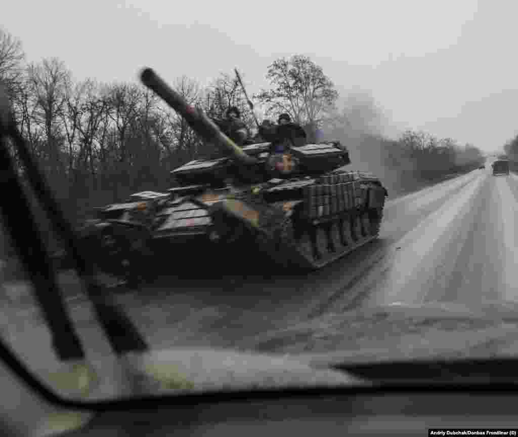 Украинский танк на окраине города. Вторгшиеся российские войска в июле дошли до окраин Бахмута. Затем, после серии отступлений россиян, ход войны, казалось, был переломлен в пользу Украины 