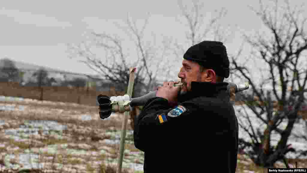 Украински војник носи минофрлач што ќе биде користен кон руските позиции во близина на Соледар на 14 јануари. &bdquo;Сè е целосно уништено. Речиси и да нема живот. Што се обидува Русија да добие таму?&ldquo;, праша во минатата недела украинскиот претседател Володимир Зеленски.